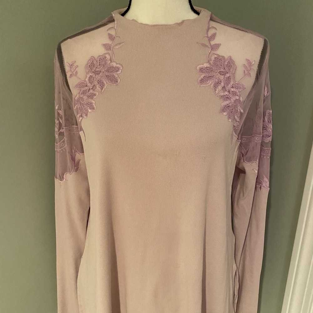 Free people lilac ribbed and sheer/lace top. Size small.